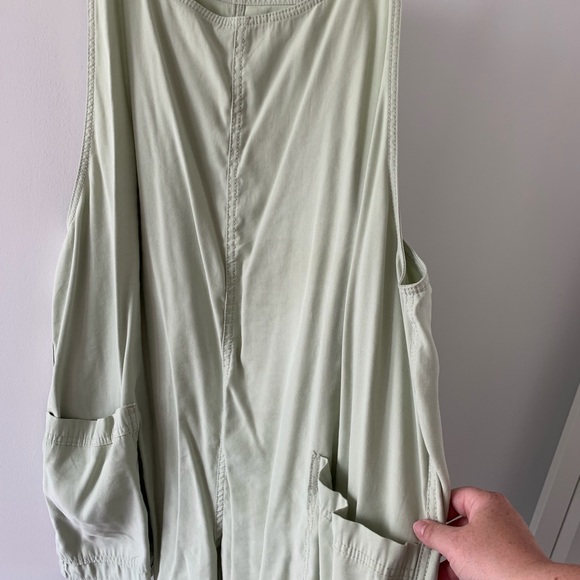 Pastel green short overalls with front pockets 💚 - Picture 3 of 3